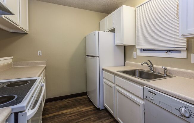 3 beds, 1 bath, $1,650, Unit # 321