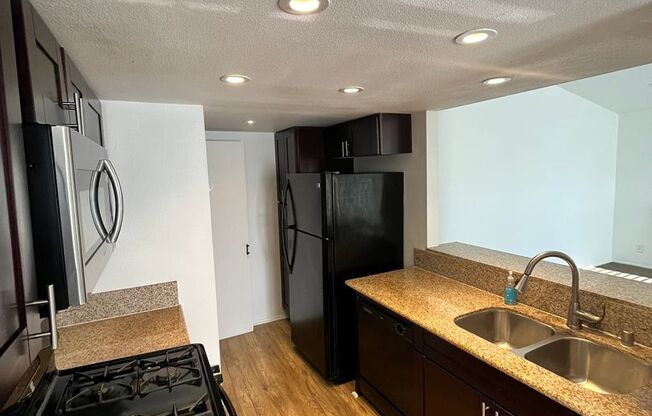 Beautifully Remodeled 2-Bed Condo with Private Patio in Casablanca