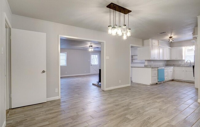 213 W DORRIS DR