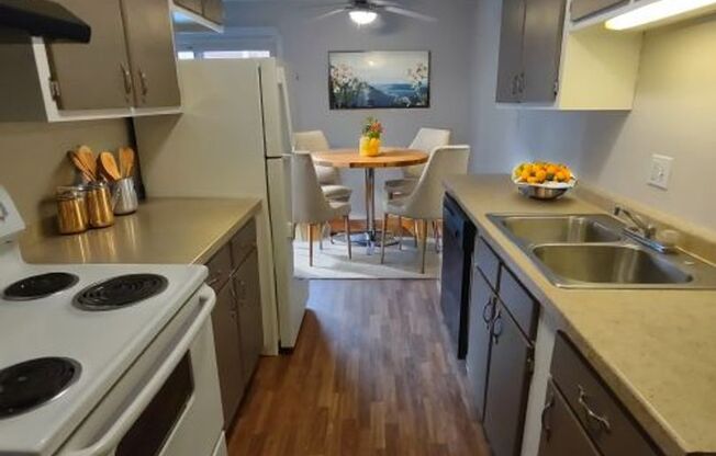 2 beds, 1 bath, 960 sqft, $959, Unit 4