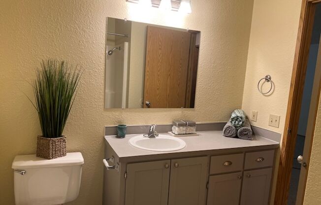 2 beds, 1 bath, 900 sqft, $1,399, Unit 25B