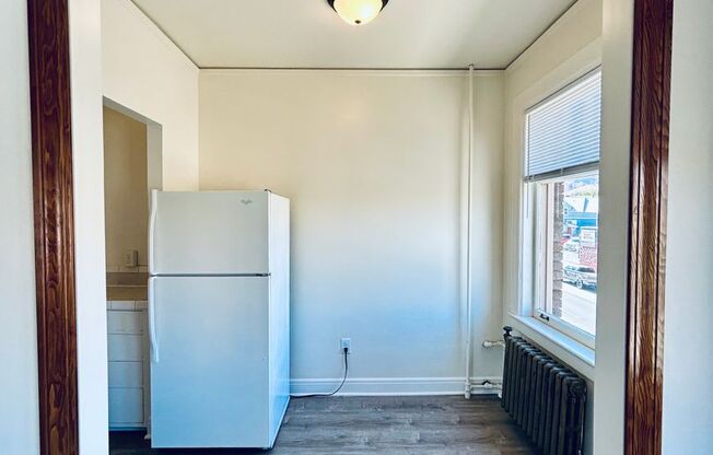 1 bed, 1 bath, 560 sqft, $1,195, Unit 33