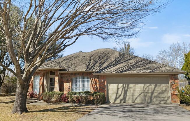 Charming 3 Bed, 2 Bath Home in Prime Fort Worth Location – Tranquil Living with City Convenience!