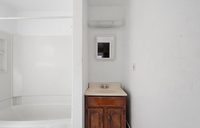 1 bed, 1 bath, 800 sqft, $849, Unit 103 W Lincoln Ave #1