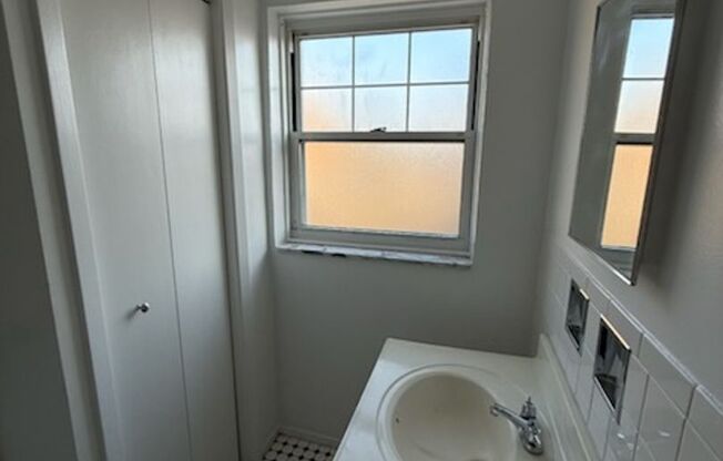 Studio, 1 bath, 295 sqft, $1,275, Unit Old King Edward 571