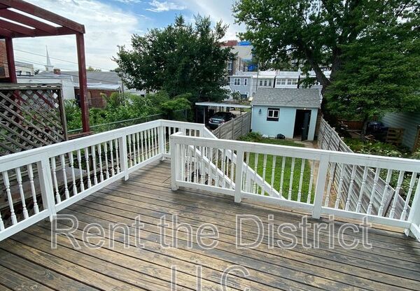 1515 NEAL ST NE