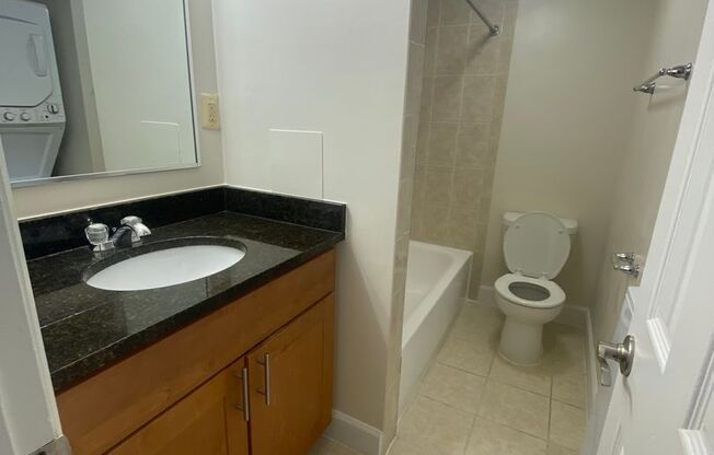 2 beds, 1.5 baths, 881 sqft, $2,200, Unit 5321 #3