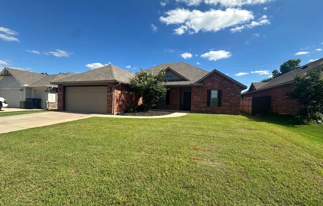 4 Bedroom 2 Bath 2 Car Garage Yukon *Mustang Schools*