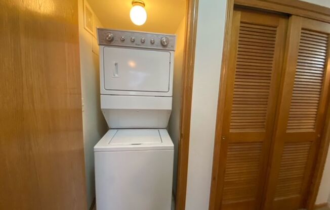 2 beds, 2 baths, 850 sqft, $985, Unit 304