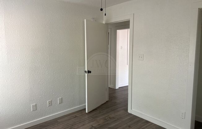 2 beds, 1 bath, $995, Unit 1704 Alamo Ave