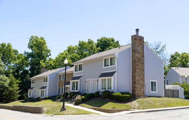 Exterior Townhome Building at Woodbridge Apartments Bloomington