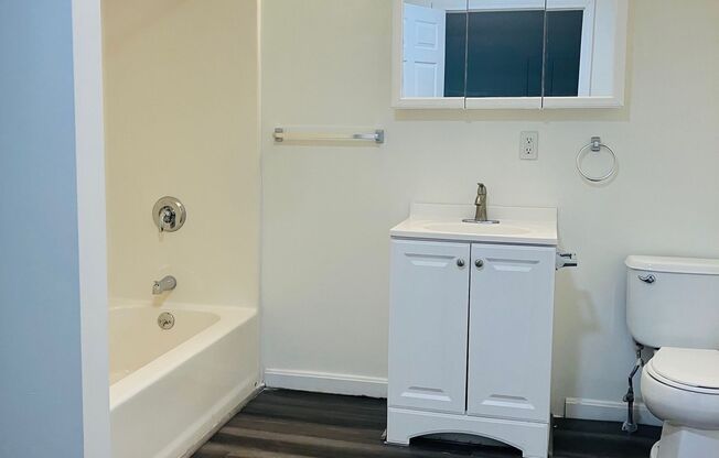 The Residences at Spaulding Place, Large 2 bed 1 bath modern apartment with W/D Hook ups.