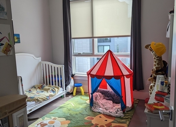 3 beds, 1 bath, 1,000 sqft, $3,975, Unit PH5