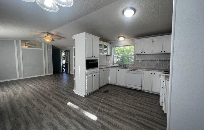 3 beds, 2 baths, $1,075, Unit Space 336