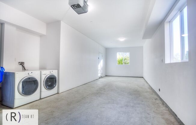 3 beds, 3 baths, 1,565 sqft, $3,600, Unit 11639 1/2 Burbank Blvd