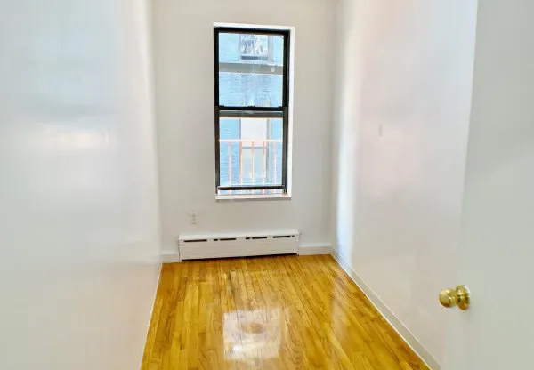 2 beds, 1 bath, $2,300, Unit 1-C