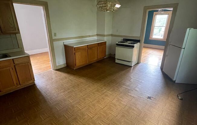 2 beds, 1 bath, $1,095