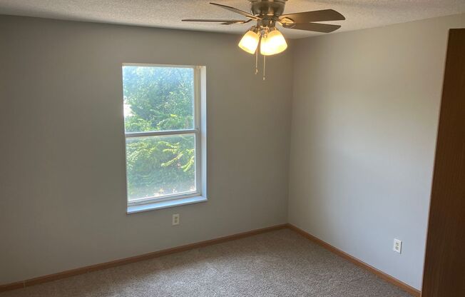 2 beds, 1 bath, $700, Unit #10