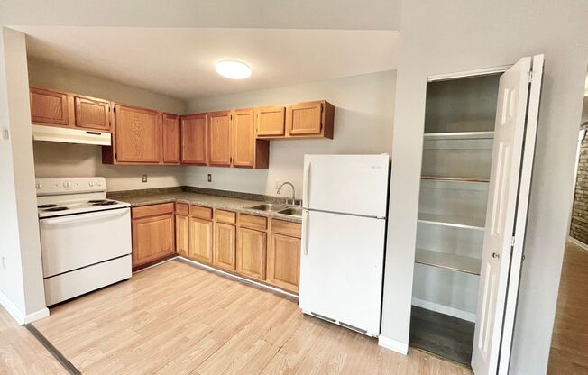3 beds, 1 bath, $1,500, Unit 1726-02