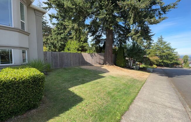 Lovely Suburban Happy Valley Home!