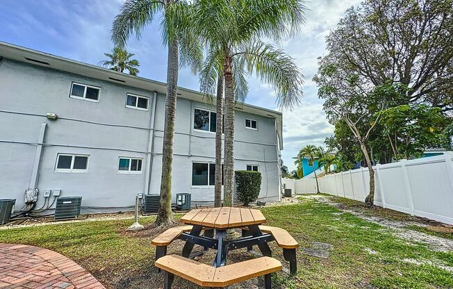 1 bed, 1 bath, 705 sqft, $1,600, Unit 17