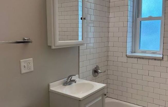 Studio, 1 bath, 600 sqft, $1,049, Unit Unit 315