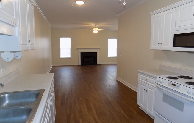 2 Bedroom, 2 Bath Townhome on Southside Savannah, Close to Savannah Mall