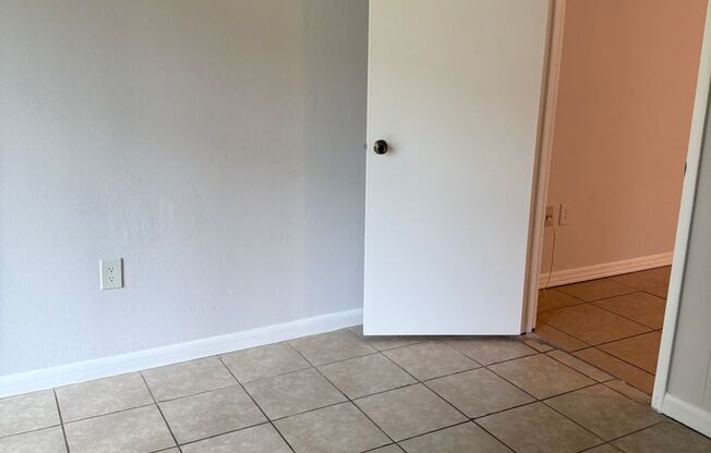 Location, location, location! 876 SF Unit- 2bd/1ba near UF - Brandywine Condos