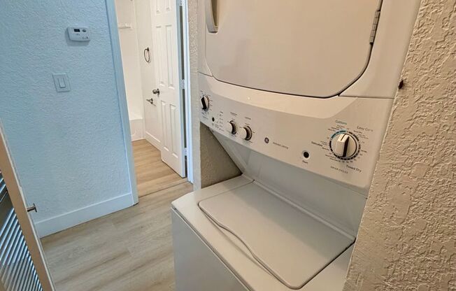 2 beds, 1 bath, 889 sqft, $1,699, Unit 10-5215