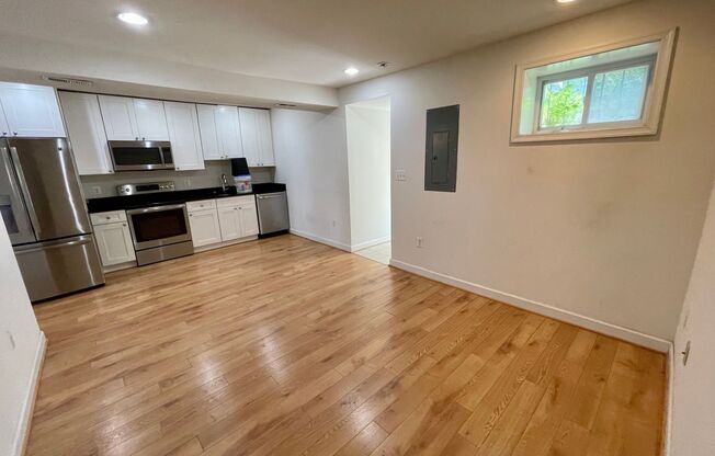 1 bed, 1.5 baths, $1,895, Unit B