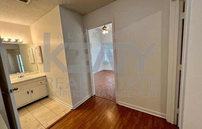 2 beds, 1.5 baths, 1,000 sqft, $850, Unit 3