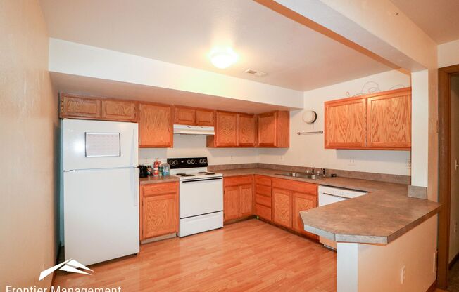 Cozy apartment next to City Park and near downtown Manhattan! All kitchen appliances and washer & dryer included!