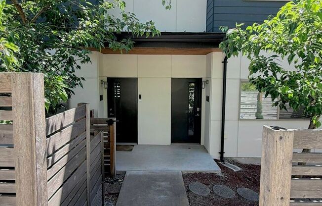 Contemporary 3BR Seattle Townhome – Comfort Meets Functional