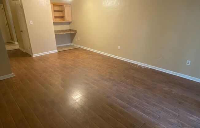 Gorgeous 2 Bedroom 1.5 Bathroom Townhouse With Stunning Flooring!