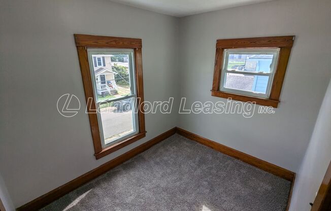 3 beds, 1 bath, $1,095