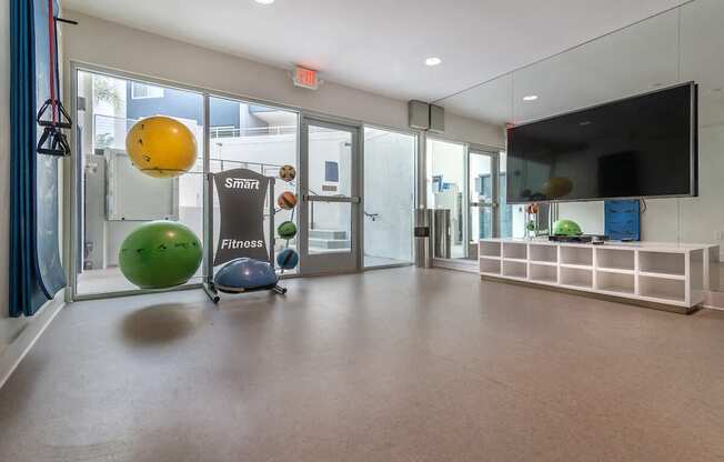 Fitness Center With Modern Equipment at Beverly Plaza Apartments, California