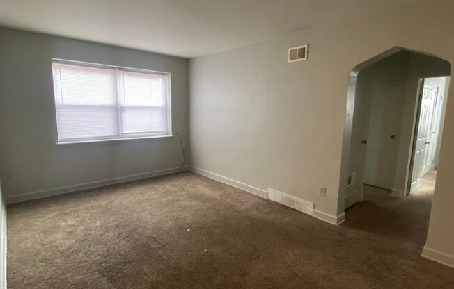 2 beds, 1 bath, $875, Unit 4