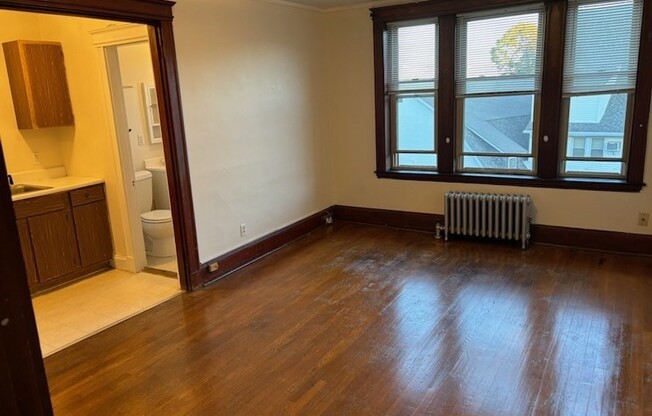 Studio, 1 bath, 400 sqft, $1,550, Unit 32