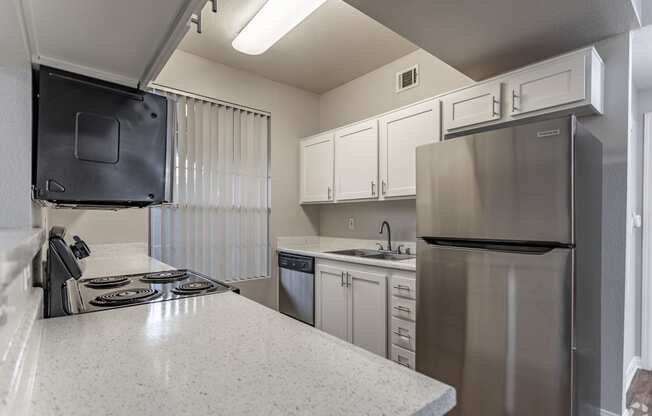 Our units at The Hills at Quail Run feature spacious, freshly renovated kitchens equipped with stainless steel appliances.