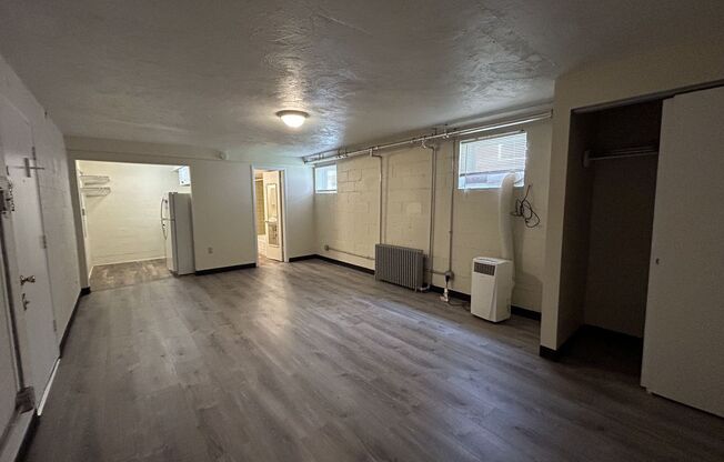 Studio, 1 bath, 410 sqft, $1,050, Unit 21