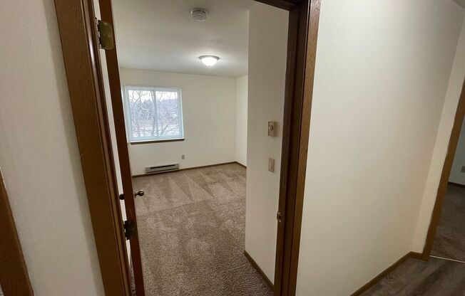 3 beds, 1 bath, 1,040 sqft, $1,695, Unit 3172-304