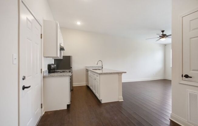 1 bed, 1 bath, $895, Unit F128