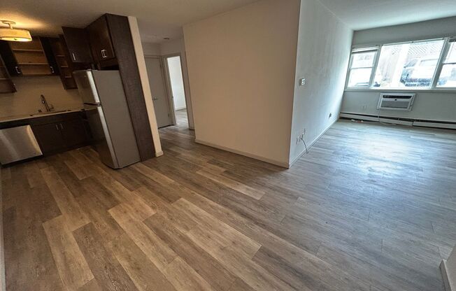 2 beds, 1 bath, $1,395, Unit 122
