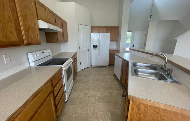 Beautiful 4 Bed, 3 Bath House in Maple Hill!