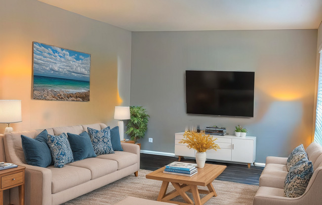 2 beds, 1 bath, 810 sqft, $1,299, Unit 211