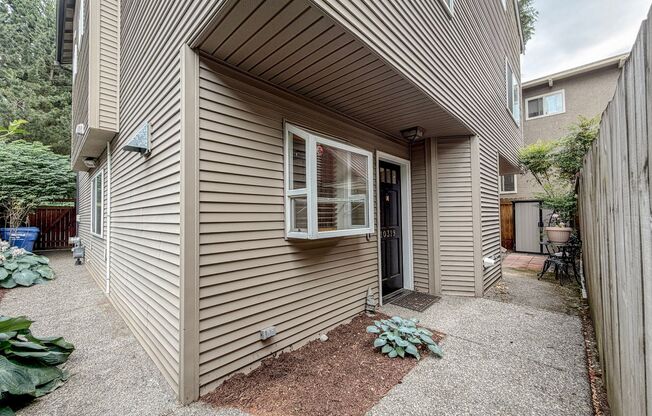 2 bed/2.5 bath Townhome with Bonus Loft Space in North Seattle, $2,600/mo.