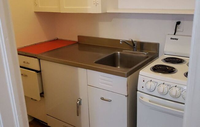 1 bed, 1 bath, $580, Unit Q-1