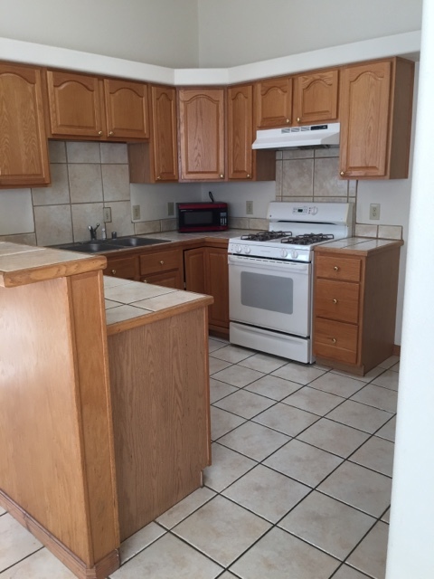 Beautiful 3 Bedroom, 2 Bathroom, Available Now!! **Move In Special $400.00 off First Months Rent**