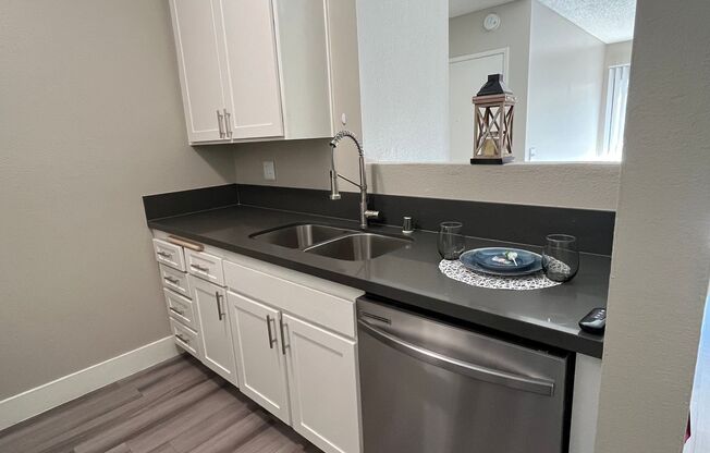 1 bed, 1 bath, 714 sqft, $1,825, Unit 094