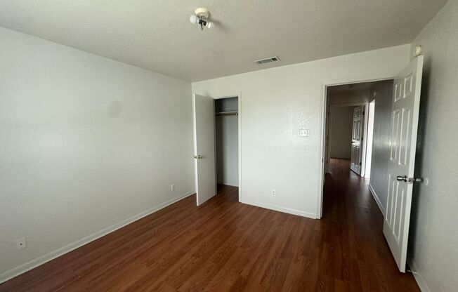 2 beds, 1 bath, 870 sqft, $1,000